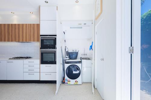 2 Bedroom Renovated Cottage - 1 Stop to Central in อเล็กซานเดรีย