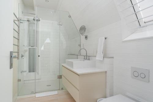 Light & Airy 3 Bedroom Green Point Family Home - image 3
