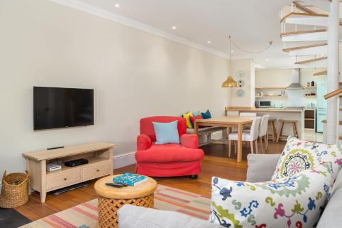 Light & Airy 3 Bedroom Green Point Family Home - image 2