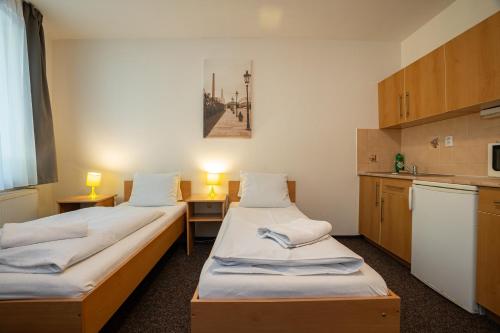2 twin beds
