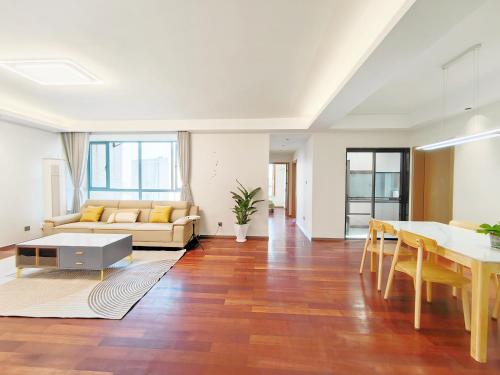 Shanghai Hills & LinkInn TimeLight 3-Bedroom Near SNIEC, Szanghaj