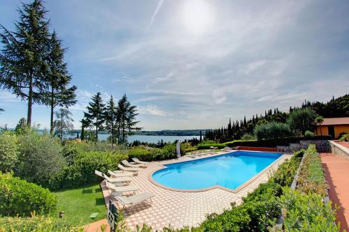 Lovely flat with shared pool and amazing lake view, Salò