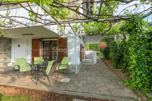 Traditional villa appartment with garden, also for gatherings ,15 minutes from Thessaloniki airport in 帕諾拉馬區