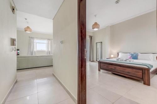 Waves - Spacious 1BR with Balcony & Cozy Interiors in JVC, Dubai (Foto 10)