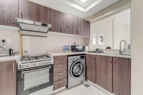 Waves - Spacious 1BR with Balcony & Cozy Interiors in JVC, Dubai (Foto 7)