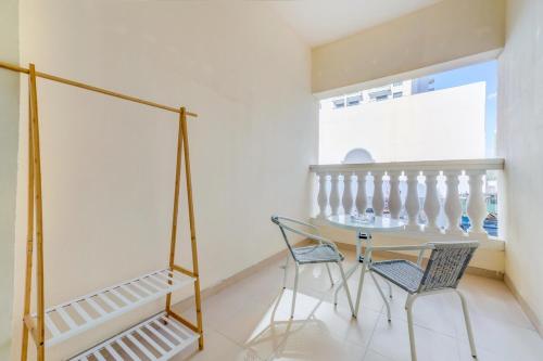 Waves - Spacious 1BR with Balcony & Cozy Interiors in JVC, Dubai (Foto 4)