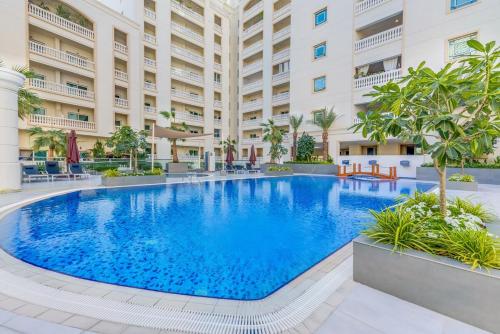 Waves - Spacious 1BR with Balcony & Cozy Interiors in JVC, Dubai (Foto 2)