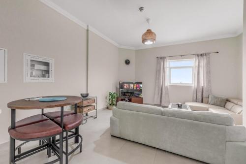 Waves - Spacious 1BR with Balcony & Cozy Interiors in JVC, Dubai (Foto 9)