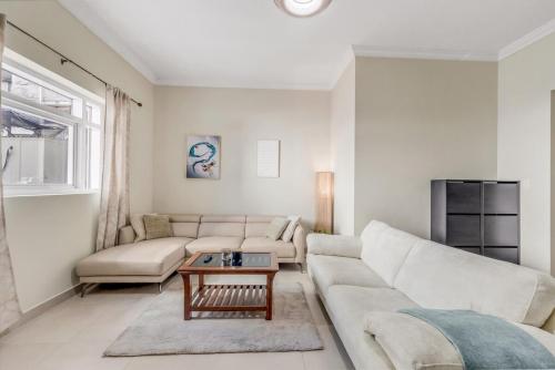 Waves - Spacious 1BR with Balcony & Cozy Interiors in JVC, Dubai (Foto 5)