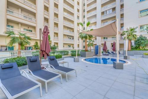 Waves - Spacious 1BR with Balcony & Cozy Interiors in JVC, Dubai (Foto 6)