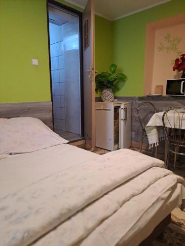 1 double bed, 1 twin bed