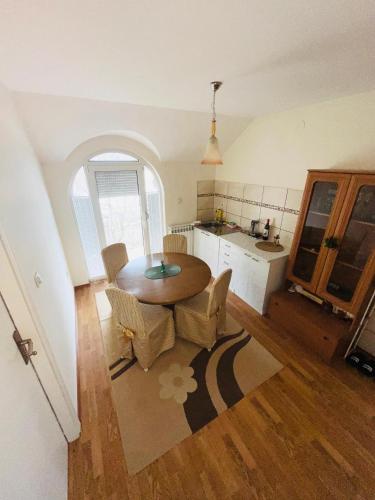 One-Bedroom Apartment image 3