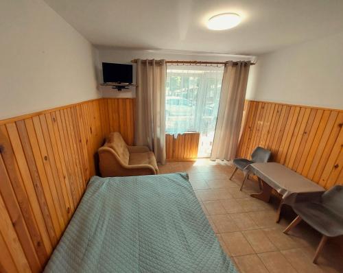 1 double bed, 1 futon bed