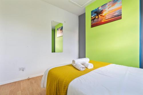 Spacious 4BR Home In Brixton with Garden, Londres (foto 8)