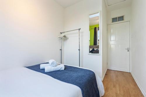 Spacious 4BR Home In Brixton with Garden, Londres (foto 11)
