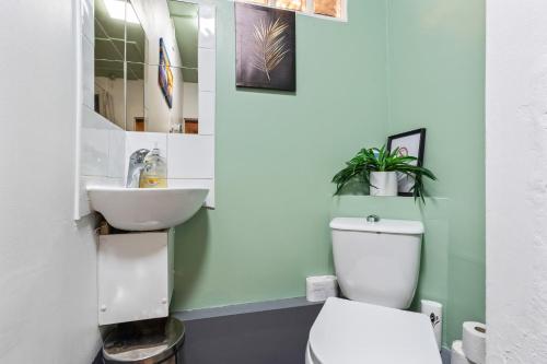 Spacious 4BR Home In Brixton with Garden, Лондон (фото 8)