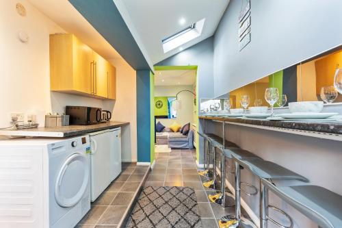 Spacious 4BR Home In Brixton with Garden, Лондон (фото 4)