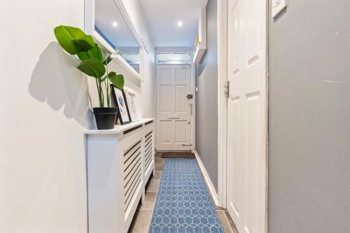 Spacious 4BR Home In Brixton with Garden, Лондон (фото 5)