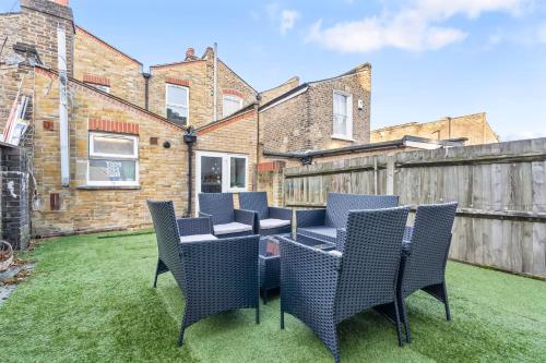 Spacious 4BR Home In Brixton with Garden, Лондон (фото 6)