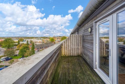 Balcony/terrace, Cosy Central 2-Bed Flat City View & Parking in Wigan Central