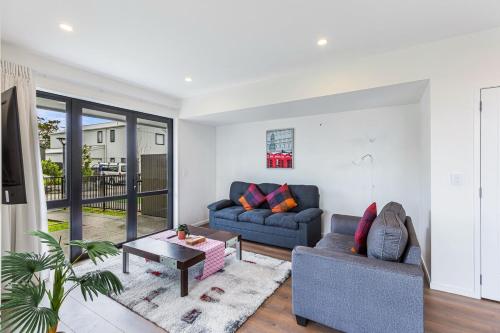 Auckland airport homes six minutes from airport three bedrooms two and half bathrooms, Auckland