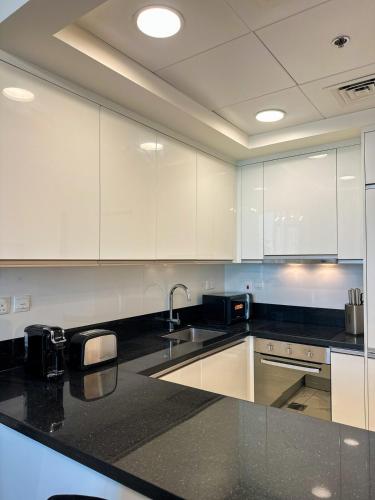 Luxury Meets Serenity 2BR Apt in Noura Tower, Dubai (photo 9)