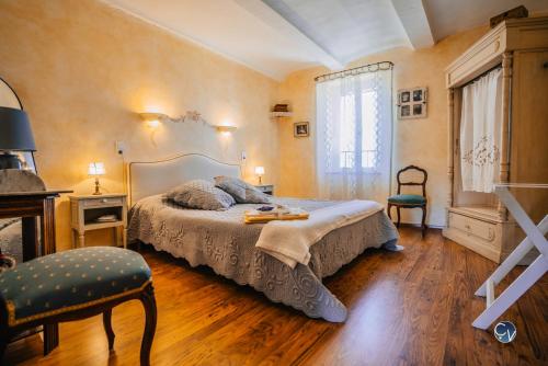 Maison en pierre avec bassin in La Bastide d'Engras