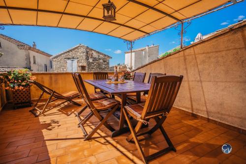 Maison en pierre avec bassin in La Bastide d'Engras
