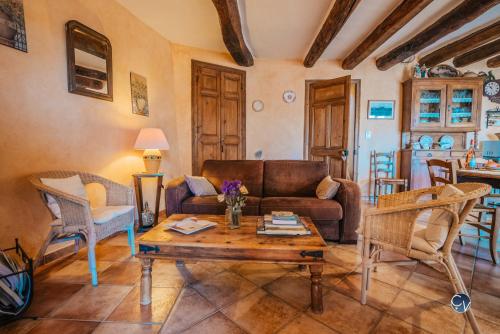 Maison en pierre avec bassin in La Bastide d'Engras