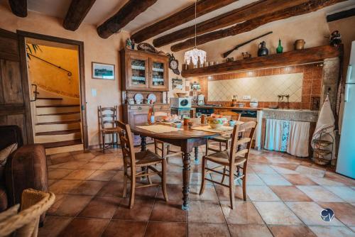 Maison en pierre avec bassin in La Bastide d'Engras