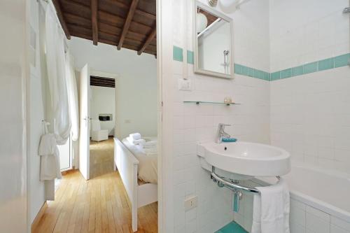 Colosseum Apartment Renovated Via Frangipane, Рим (фото 3)