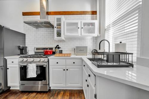 Charming Home Steps from Louisville Best Spots thumb 3