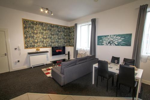 Ideal for groups - 2 Bedroom Apartment - Free Parking, Transit links, Close to Stadiums, Manchester