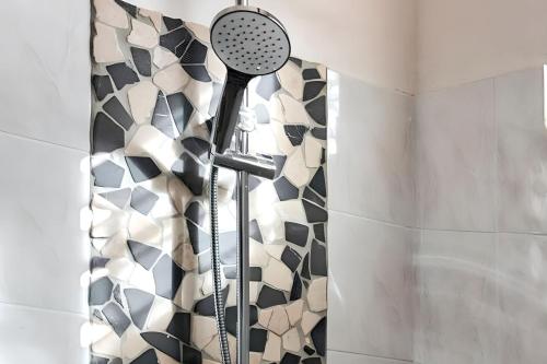 Bathroom, Studio cosy a Sainte Anne, 30 m² avec terrasse jardin paisible in Berard