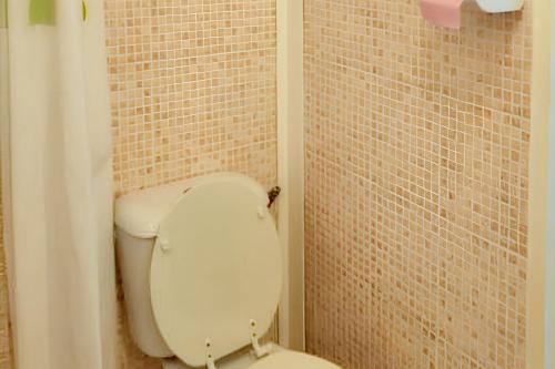 Bathroom, Studio cosy a Sainte Anne, 30 m² avec terrasse jardin paisible in Berard