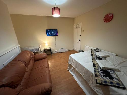 Beautiful private Double Room in a shared 3-bedroom apartment minutes walk from Bethnal Green, Londyn