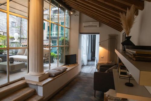 Historical Palace Apartment with Large Terrace, Rom