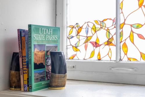 Urban Escape by Mountains w/3BR, Wi-Fi, Laundry Urban Escape by Mountains w/3BR, Wi-Fi, Laundry