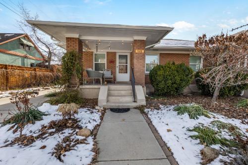Urban Escape by Mountains w/3BR, Wi-Fi, Laundry Urban Escape by Mountains w/3BR, Wi-Fi, Laundry