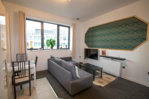 Ideal for groups - Lovely 2 Bedroom Apartment - Free Parking, Transit links, Close to Stadiums, Manchester