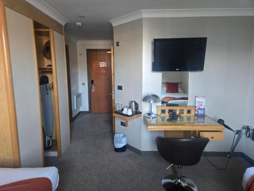 Damon’s Hotel - main image