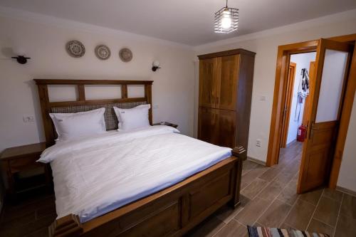 2 bedrooms, 3 beds