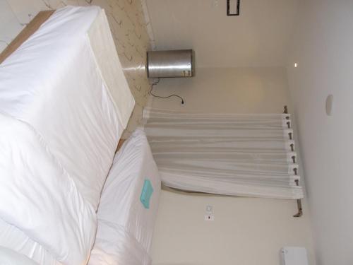 pyramids solar boat inn