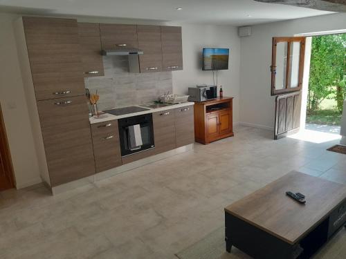 virtuve, Agréable et jolie maison avec grand jardin (Agreable et jolie maison avec grand jardin) in Jeu-Maloches