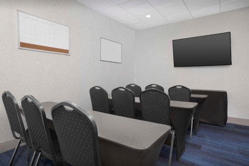 Home2 Suites by Hilton Clarksville/Ft. Campbell - image 8