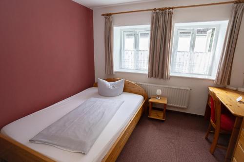 1 double bed, 2 twin beds