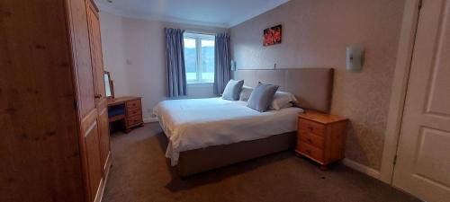 2 bedrooms, 4 beds