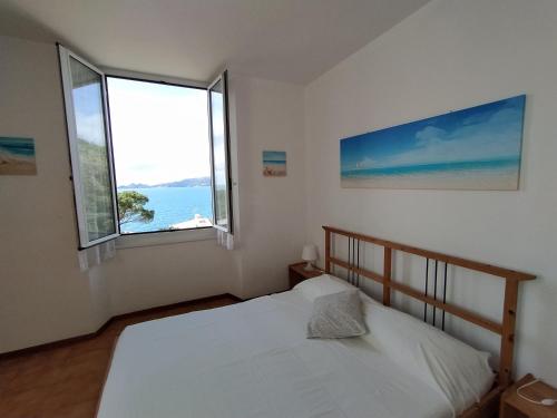 AL MARE DAVANTI A PORTOFINO - BY THE SEA IN FRONT of PORTOFINO