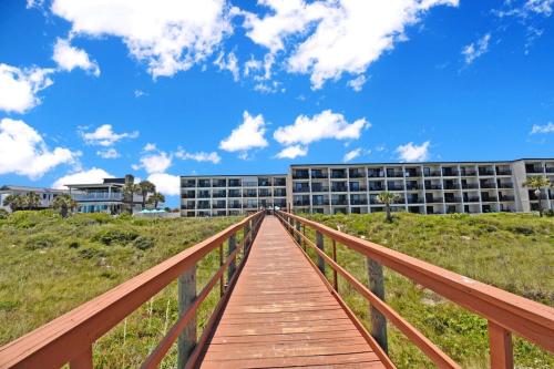 130 Direct Ocean Front 1 bedroom condo with heated pool in Crescent Beach