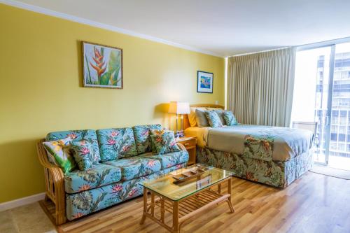 Tropical Studios at Marine Surf Waikiki - FREE PARKING - BEST LOCATION - FULL KITCHEN - SWIMMING POOL